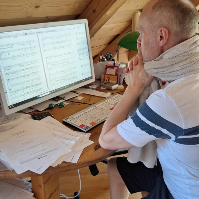 Nein, ich trainiere nicht, ich arrangiere! Bei gefühlten 50 Grad Celsius im Rooftop Office.... Da bleibt kein Handtuch trocken.... In 3 Wochen heißt's nämlich: Stage time! #vokalsommerakademie #eisenstadt #jonnypinter #aronpinter #pink #swinginsummer